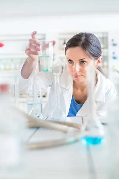 Pesquisadora Jovem Feminina Realizando Experimentos Laboratório Dof Raso Imagem Tonificada — Fotografia de Stock