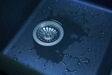 Minimalist tasarımı ile tam donanımlı modern mutfak (renk tonlu resim)