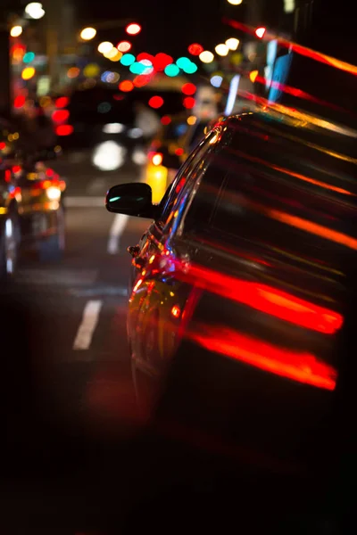 Tráfico Nocturno Por Carretera Una Gran Ciudad Dof Poco Profundo —  Fotos de Stock