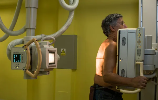 Senior Man Röntgen Medicinsk Undersökning Ett Modernt Sjukhus Färgtonad Bild — Stockfoto