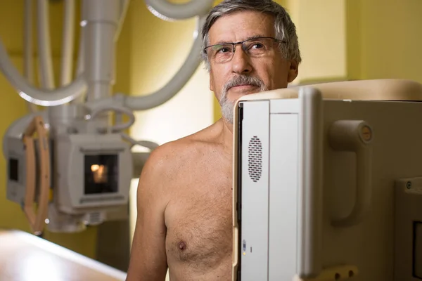 Homme Âgé Examen Balayage Médical Par Rayons Dans Hôpital Moderne — Photo