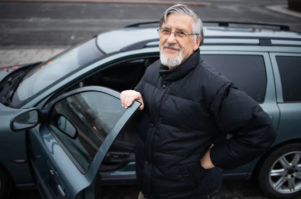 Hombre Mayor Sonriendo Feliz Por Nuevo Coche —  Fotos de Stock