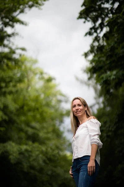 Portret Van Een Ontspannen Vrouw Van Middelbare Leeftijd Buiten Gelukkig — Stockfoto