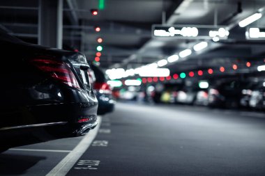 Yeraltı otoparkı veya modern otopark ile lots-in Araçlar