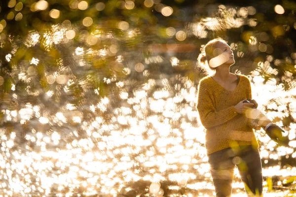 Fotógrafa Bonita Feminina Tirando Fotos Livre Lindo Dia Outono Dof — Fotografia de Stock