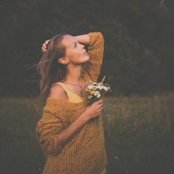 Schöne Junge Frau Freien Mit Einem Strauß Wilder Blumen Auf — Stockfoto