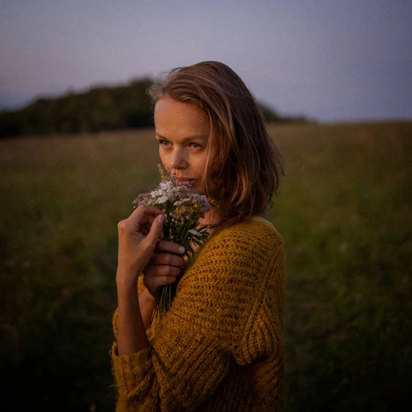 Beautiful Young Woman Outdoors Bouquet Wild Flowers Field Enjoying Nature — Stock Photo, Image