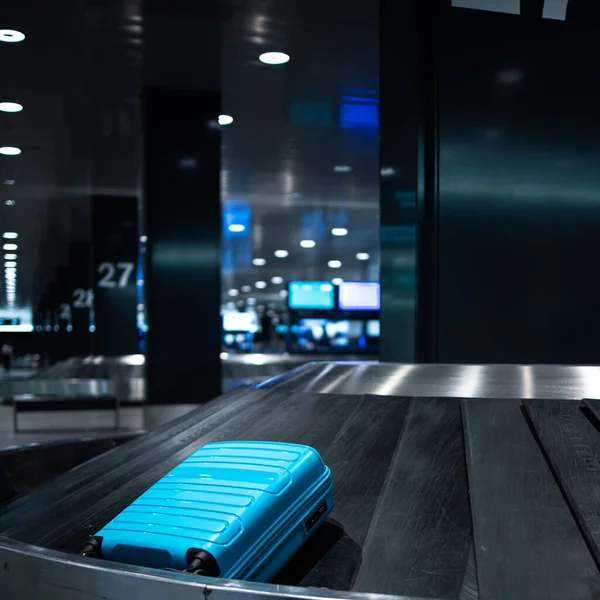 공항에서 수하물을 수하물 컨베이어 벨트를 달라고 주장하다 — 스톡 사진
