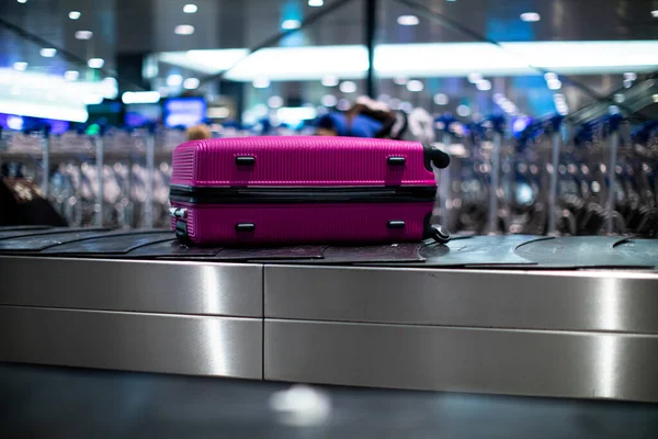 Llegada Equipaje Una Cinta Transportadora Esperando Ser Reclamado Zona Recogida — Foto de Stock