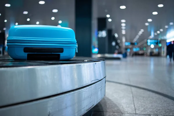 Arrived Luggage Going Conveyor Belt Waiting Claimed Baggage Claim Zone — Stock Photo, Image