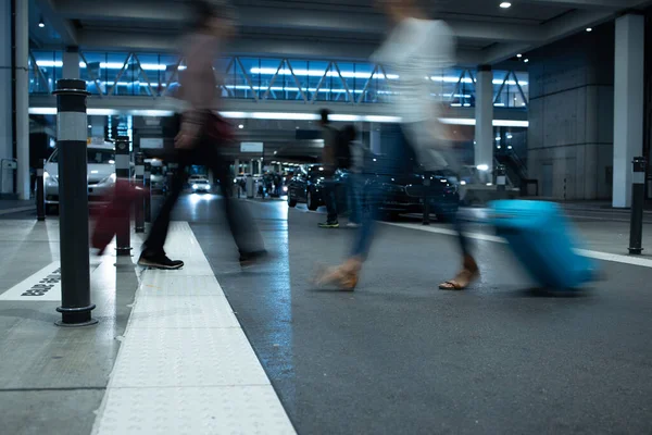 国際空港で荷物を持っている若い女性 彼女のフライトの前にチェックインとセキュリティチェックを通過する前に — ストック写真