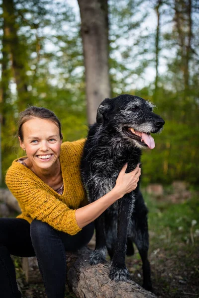 Jovem Mulher Com Seu Cão Preto — Fotografia de Stock