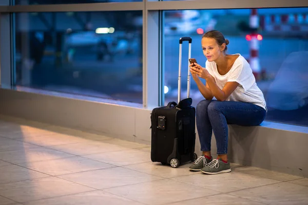 Ung Kvinna Med Sitt Bagage Internationell Flygplats Innan Hon Går — Stockfoto