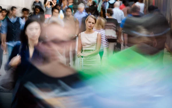 Menschenmenge Auf Der Stadtstraße Unscharfes Bild Mit Unkenntlichen Gesichtern Junge — Stockfoto