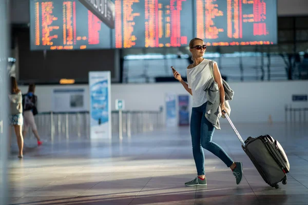 Jeune Femme Avec Ses Bagages Dans Aéroport International Avant Passer — Photo