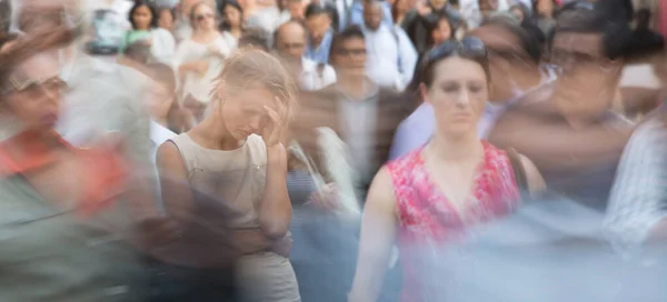 Menschenmenge Auf Der Stadtstraße Unscharfes Bild Mit Unkenntlichen Gesichtern Junge — Stockfoto