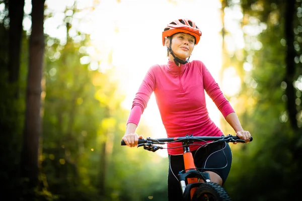 Bonita Jovem Mulher Bicicleta Uma Bicicleta Montanha Desfrutando Estilo Vida — Fotografia de Stock