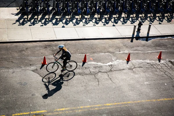 自転車をレンタルしたニューヨーク市の通りと上から見る道路上のサイクリスト — ストック写真