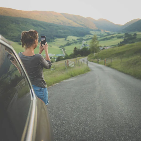 Podróżując Przyrodzie Kobieta Fotografuje Alpejski Krajobraz Smartfonem — Zdjęcie stockowe