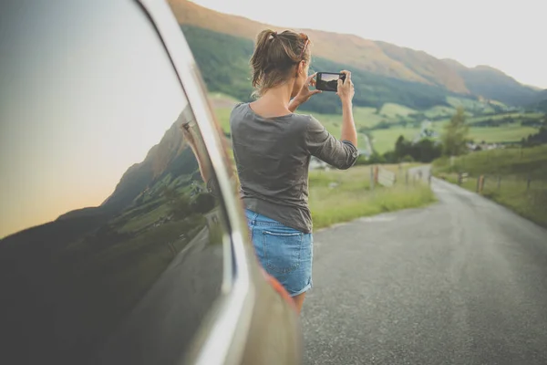 Traveling Nature Woman Photographing Alpine Landscape Her Smartphone — Stock Photo, Image