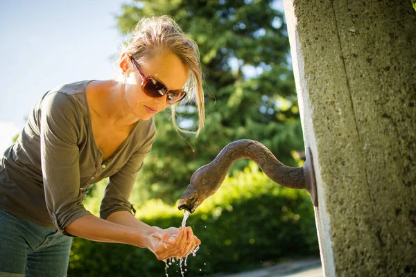 Young Woman Drinking Water Fountain — Stock Photo, Image