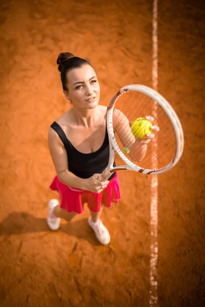 Draufsicht Auf Attraktive Junge Tennisspielerin Die Auf Einem Sandplatz Dient — Stockfoto