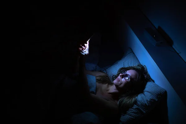 Mulher Bonita Meia Idade Usando Seu Telefone Celular Cama Noite — Fotografia de Stock