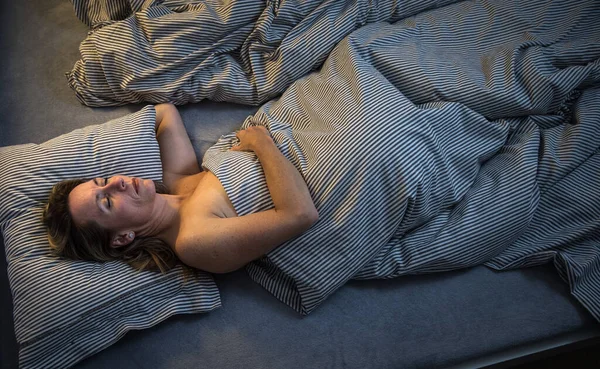 Mujer Bonita Mediana Edad Que Duerme Cama Casa Descansando Bien — Foto de Stock
