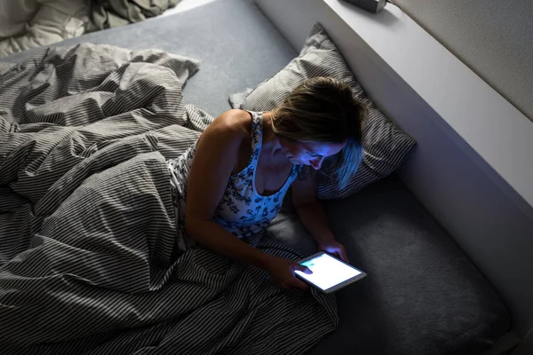 Ładna Średnim Wieku Kobieta Korzystająca Tabletu Przed Snem Wieczorem Łóżku — Zdjęcie stockowe