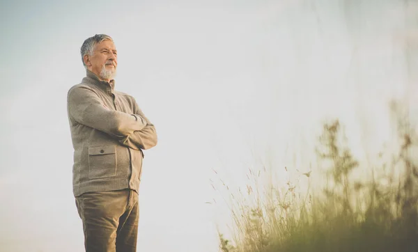 Retrato Homem Sênior Bonito Outono Livre Senioor Ativo Desfrutando Sua — Fotografia de Stock