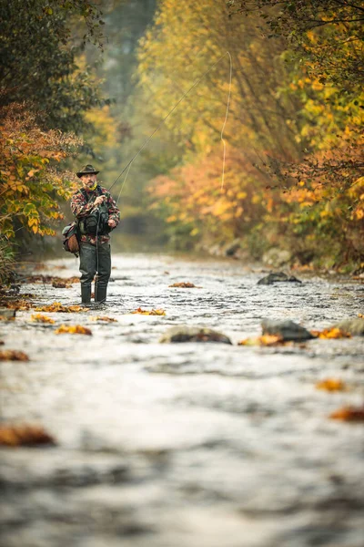 素晴らしい山の川で魚釣りフライ — ストック写真