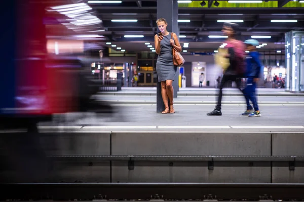 Hübsche Junge Pendlerin Die Einem Modernen Bahnhof Auf Ihren Täglichen — Stockfoto
