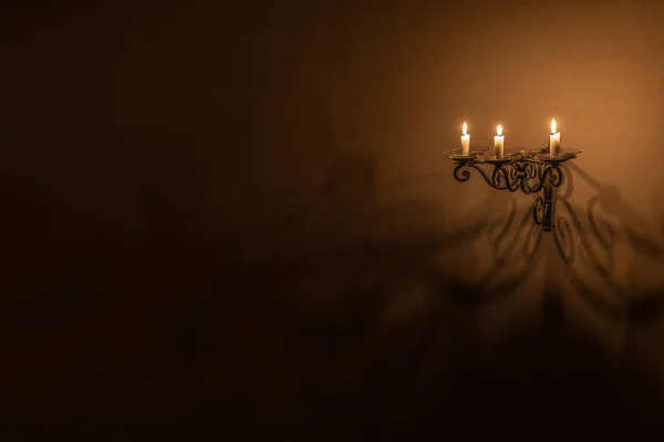 Чудова Люстра Запаленими Свічками Красивій Кімнаті Старого Особняка — стокове фото