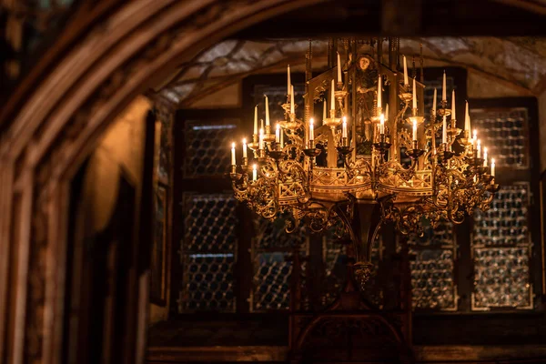 古い邸宅の美しい部屋にろうそくが灯された素晴らしいシャンデリア — ストック写真