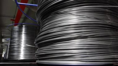 Endüstriyel bir salonda metal sepet yapımında kullanılan metal kabloların yavaşça sökülmesi..