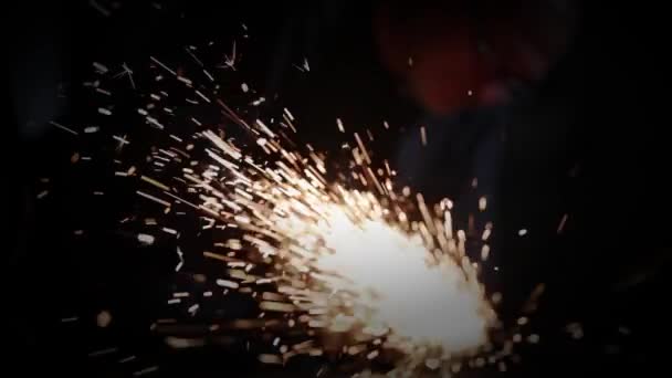 Промисловий Працівник Шліфує Єкт Нержавіючої Сталі Роблячи Шліфувальні Іскри — стокове відео
