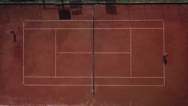 Tenis Kortunda Dinamik Tek Maç Yapan Iki Erkek Tenisçinin Hava — Stok video