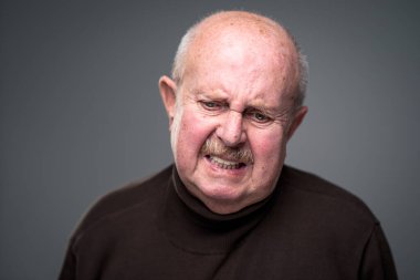 Yaşlı adam evde yalnız, endişeli / dışarı çıkmaya korkuyor - COVID-19 / Coronavirus sosyal mesafeleme / önleme kavramı nedeniyle kendini izole etme / karantina