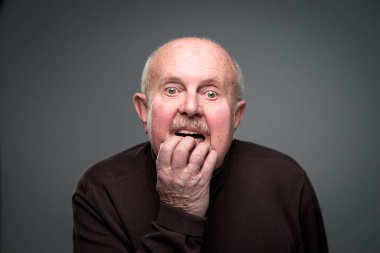 Yaşlı adam evde yalnız, endişeli / dışarı çıkmaya korkuyor - COVID-19 / Coronavirus sosyal mesafeleme / önleme kavramı nedeniyle kendini izole etme / karantina