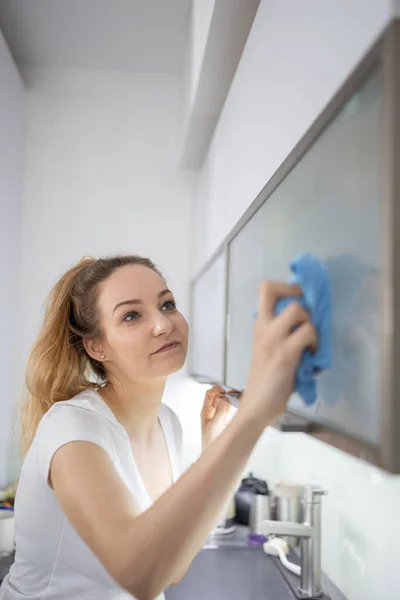 Mulher Bonita Jovem Limpando Sua Cozinha Moderna Brilhante — Fotografia de Stock