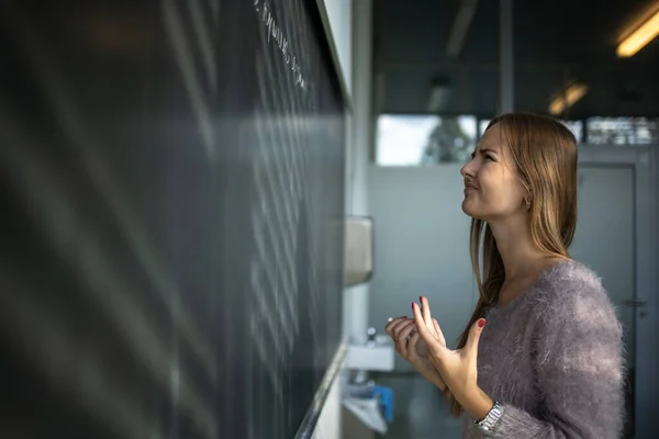 Guapa Joven Estudiante Delante Una Pizarra Durante Clase Matemáticas — Foto de Stock