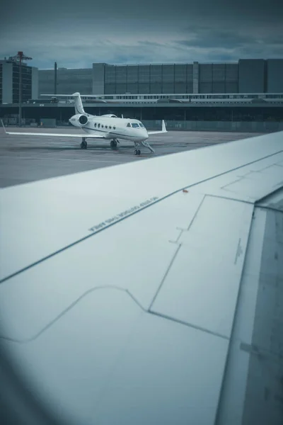 一架私人喷气式飞机在机场等着它忙碌的主人 准备起飞 — 图库照片