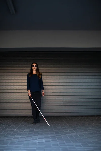 Сліпа Жінка Ходить Міських Вулицях Використовуючи Свою Білу Тростину Щоб — стокове фото