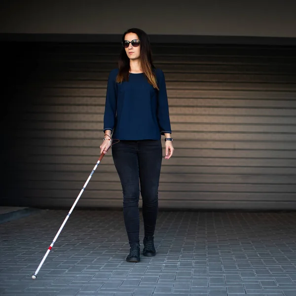 盲女走在城市街道上 用她的白色手杖更好地在城市空间中航行 安全地到达目的地 — 图库照片