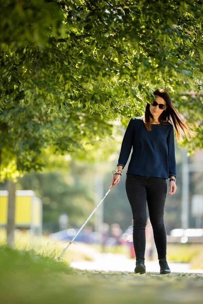 Mujer Ciega Caminando Por Las Calles Ciudad Usando Bastón Blanco —  Fotos de Stock