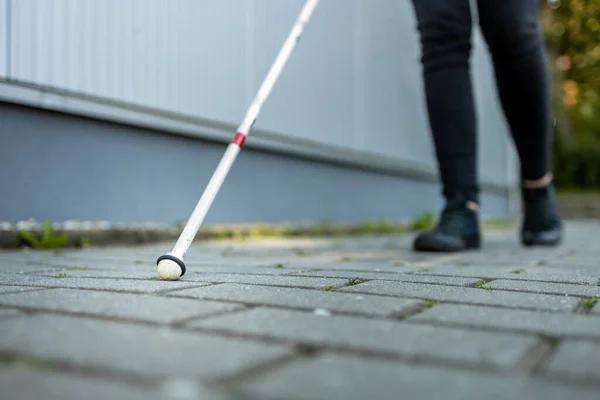 Blind Kvinna Går Stadens Gator Använder Sin Vita Käpp För — Stockfoto