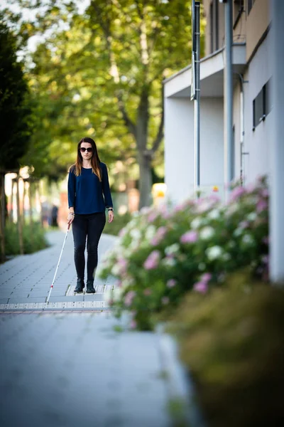 Slepá Žena Kráčí Ulicích Města Pomocí Své Bílé Hole Navigovat — Stock fotografie
