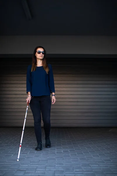 Femme Aveugle Marchant Dans Les Rues Ville Utilisant Canne Blanche — Photo