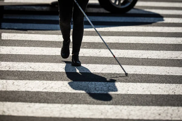 Donna Cieca Che Cammina Strade Della Città Usando Suo Bastone — Foto Stock