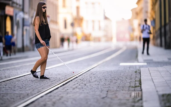 Mulher Cega Andando Nas Ruas Cidade Usando Sua Bengala Branca — Fotografia de Stock